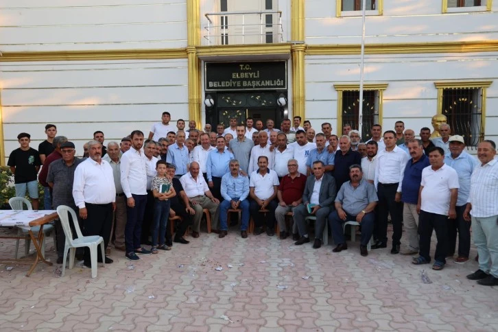 AK Parti teşkilatı Elbeyli Belediye Başkanı Şimşek’in ev sahipliğinde toplantı düzenledi