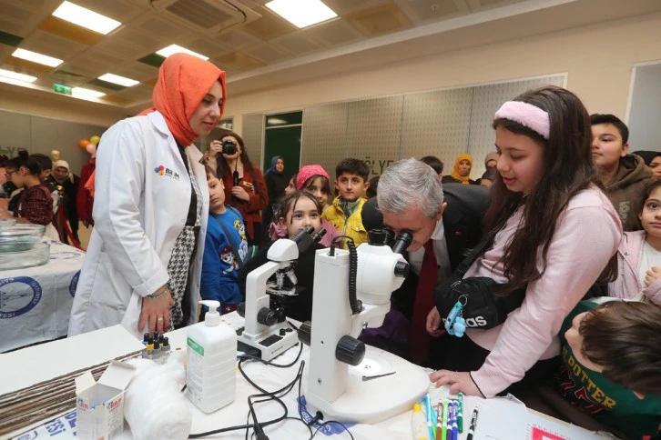 Başkan Tahmazoğlu Bilim Şenliğinde öğrencilerle bir araya geldi