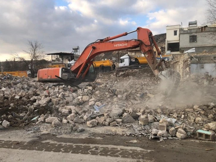 Depremde yıkımın büyük olduğu Polateli Bağarası köyünde enkaz kaldırma çalışmaları sürüyor