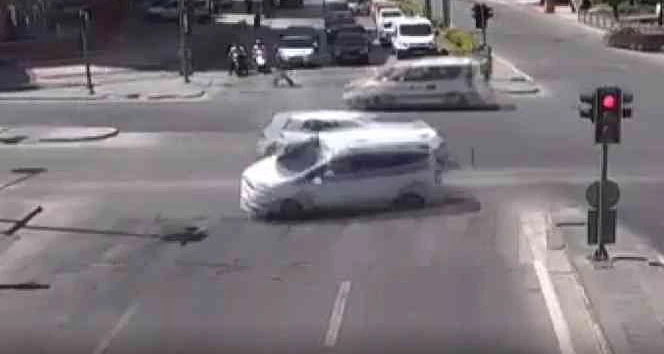 Devri yeni alınan aracın ilk kazası kamerada