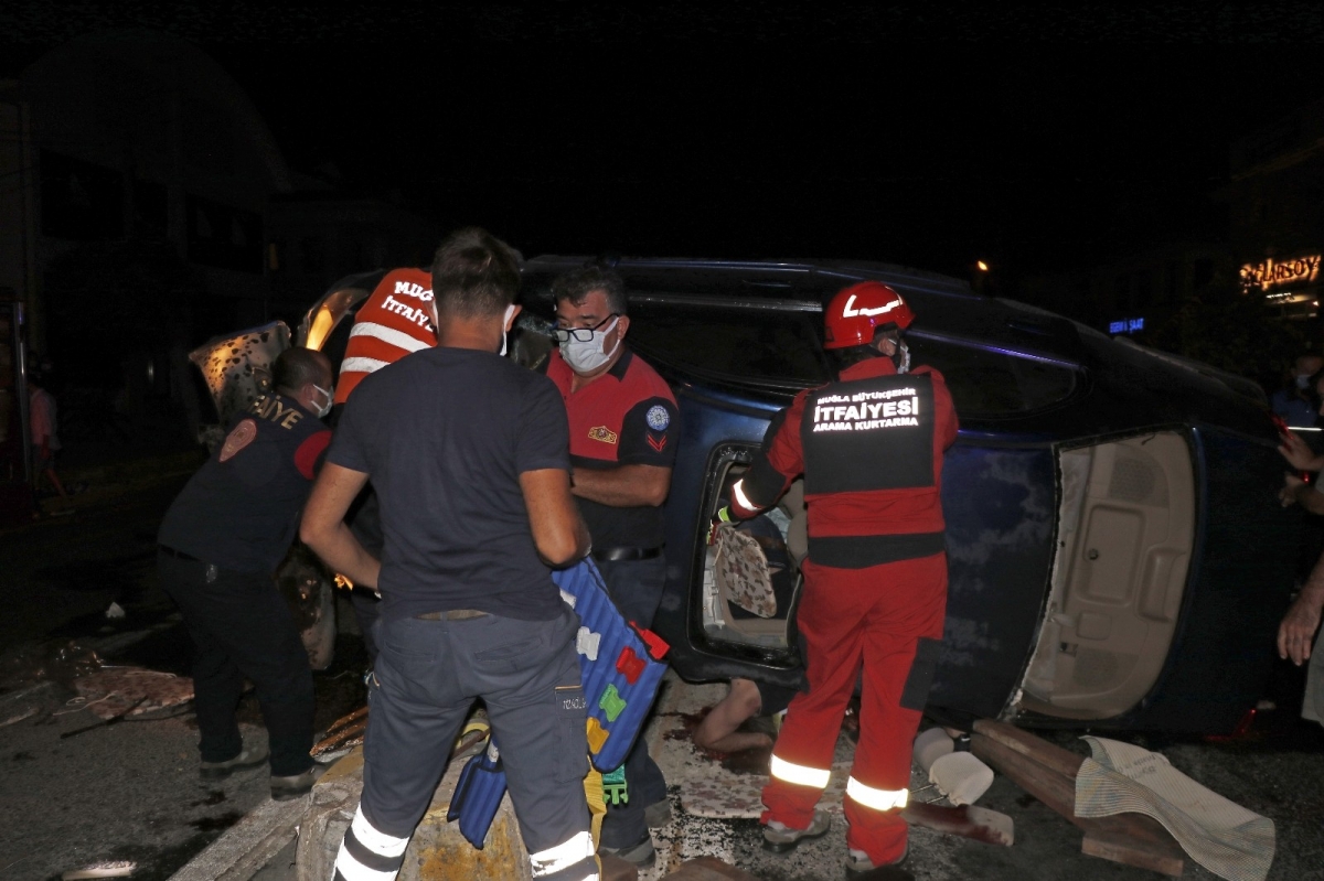 Fethiye’de iki otomobilin çarpıştığı kazada 2’si ağır 8 kişi yaralandı
