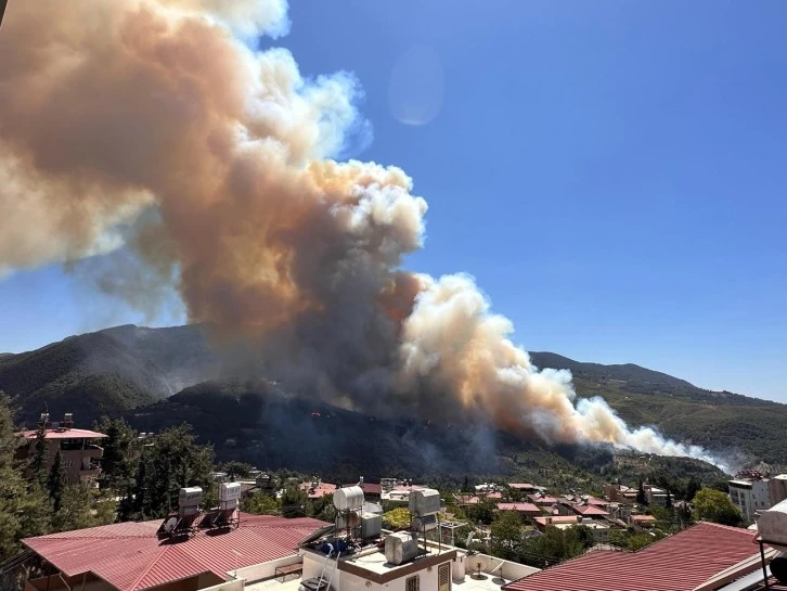  Hatay'da orman yangını: Havadan ve karadan müdahale ediliyor