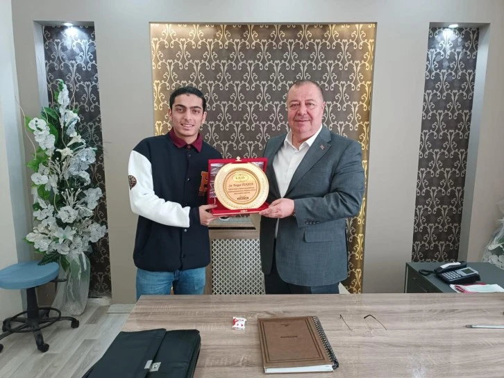 Kilis'in tanıtımına katkı sunan Turgut Özkaya'ya Başkan Ramazan Plaket takdim etti