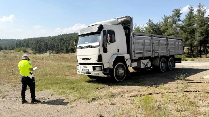Kilis'te arızalanan kamyonunun altında kalan 2 kişi öldü