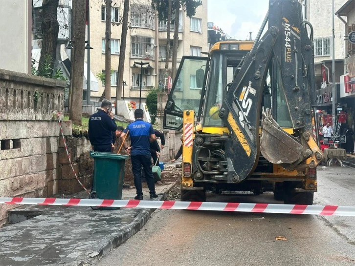 Kilis'te aşırı yağışlardan dolayı Şehitler Parkının duvarı yıkıldı