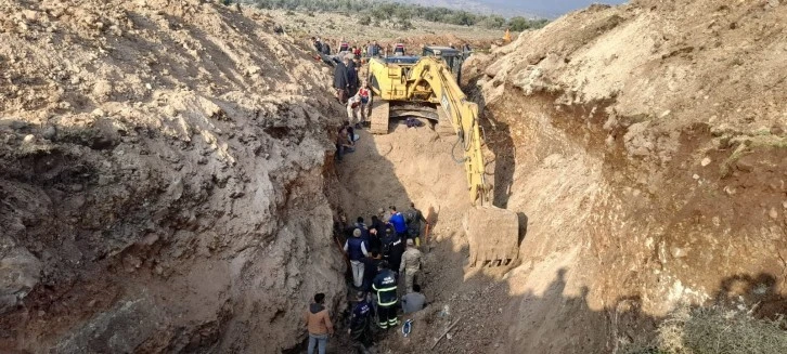Kilis'te su kanalı kazısında 2 işçi toprak altında kaldı