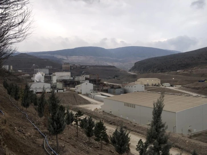 Maden sahasında toprak kayması: En az 9 kişi toprak altında