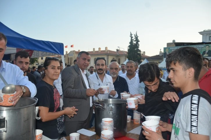MHP Kilis İl Başkanlığı'ndan vatandaşlara aşure ikramı