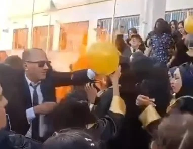 Okuldaki mezuniyet kutlamasında helyum gazlı balon patladı: 8 yaralı