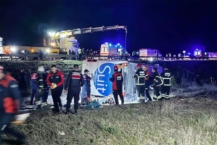 Kilis'ten yola çıkan otobüs şarampole devrildi: 2 ölü, 40 yaralı