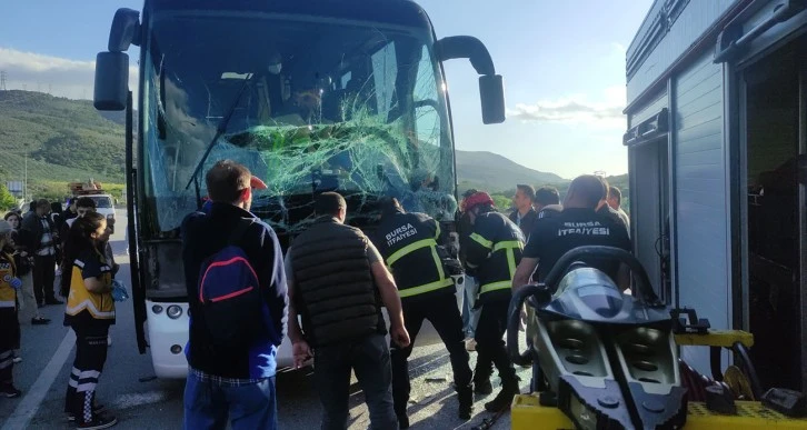 Otobüs tıra arkadan çarptı, 38 yolcu ölümden döndü