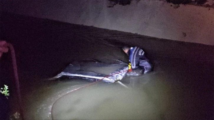Otomobil su kanalına düştü: 2 ölü