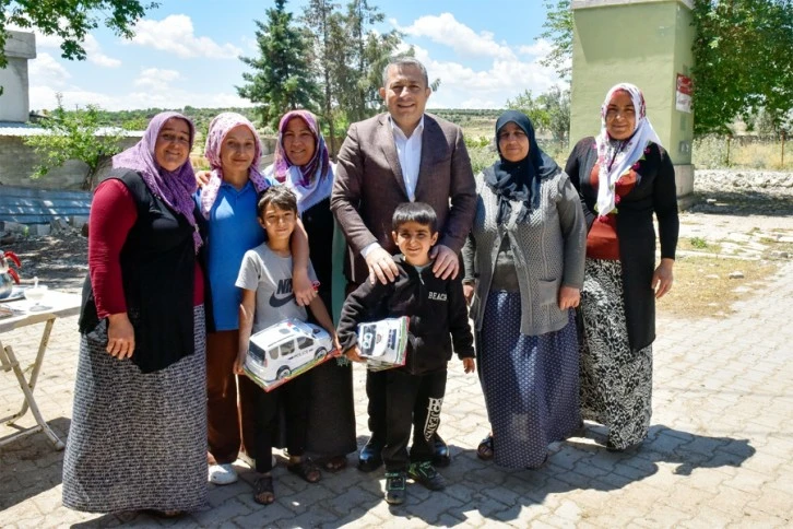 Vali Şahin, köy ziyaretlerinde muhtar ve vatandaşlar ile buluştu