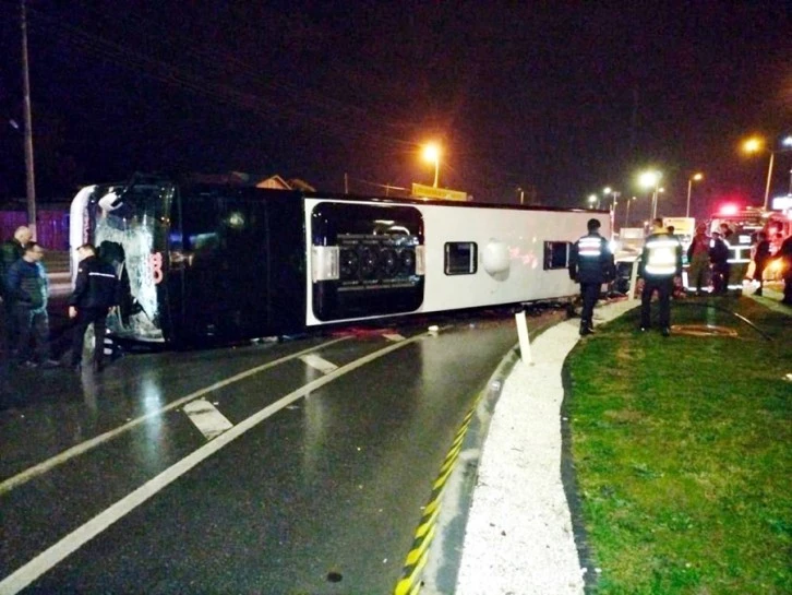 Yolcu otobüsü devrildi: 1 öldü, 20 yaralı