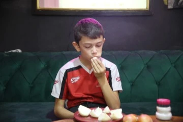 12 yaşındaki Eymen'i görenler şaşkına dönüyor: Okula giderken bile sarımsak yiyor