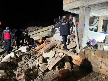 2 katlı ev çöktü: 2 ölü, 8 yaralı
