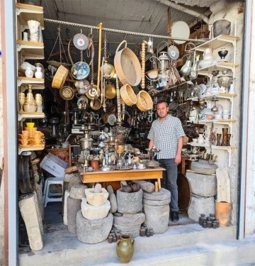  20 yıldır topladığı antika ve tarihi eserleri Kilis'teki dükkanında sergiliyor