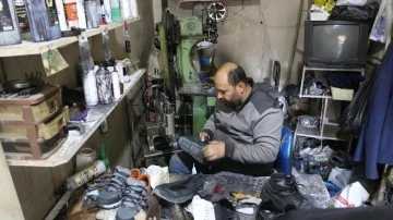 4 metrekarelik dükkanda 32 yıldır ayakkabı tamir ediyor