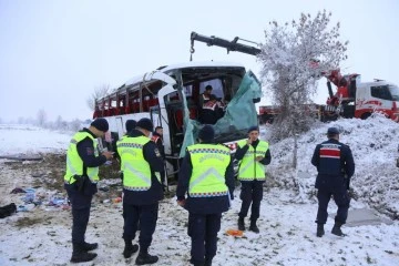 6 kişiye mezar olan yolcu otobüsünden geriye enkazı kaldı