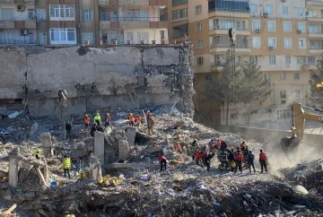 77 kişinin hayatını kaybettiği Serin-2 Apartmanı'nın sanıkları hakim karşısına çıktı