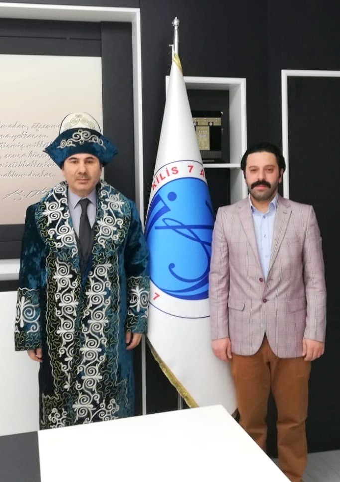Rektör Karacoşkun’a Kazakistan’ın Geleneksel Kıyafeti Şapan Hediye Edildi
