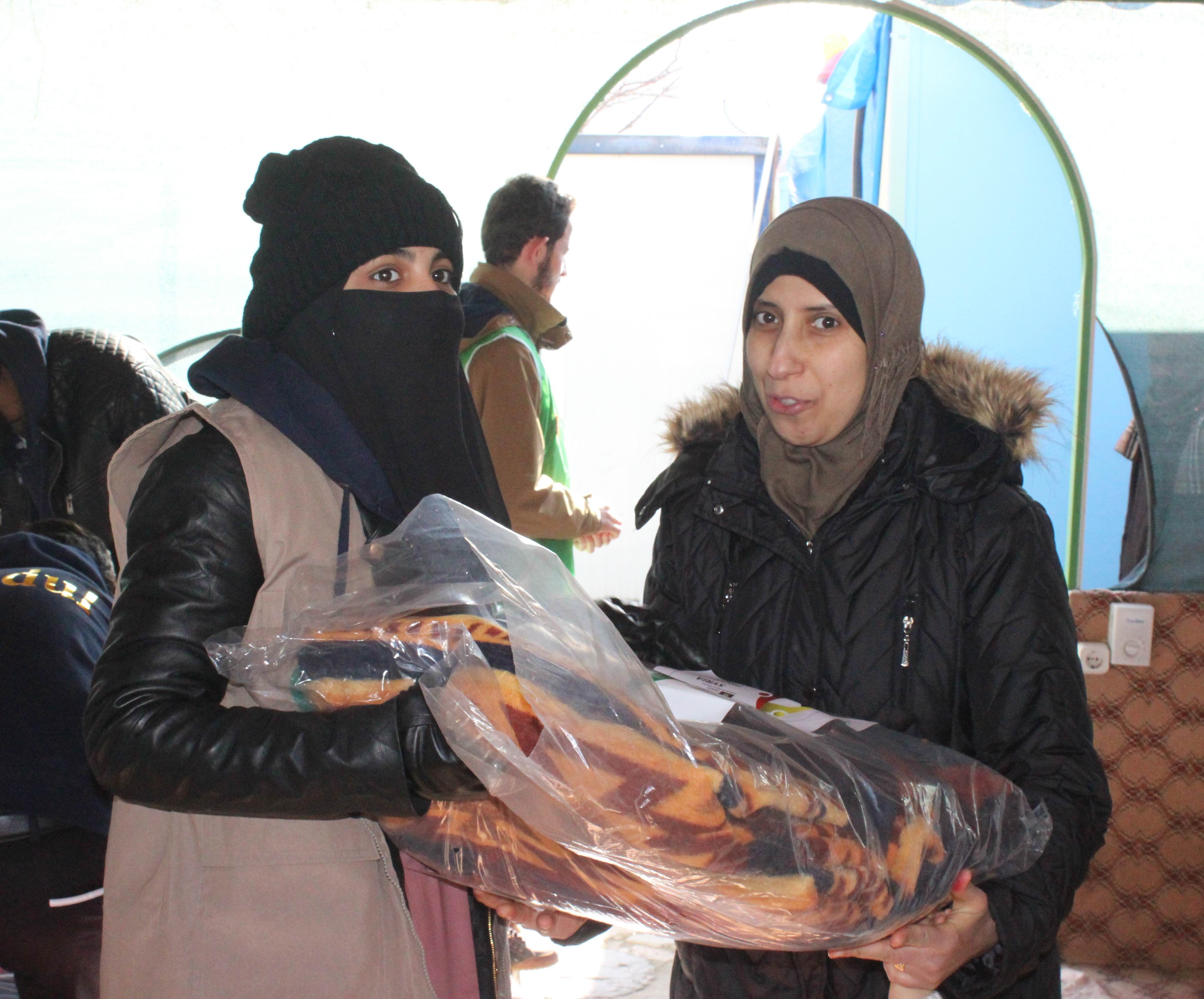 Kilis’te yaşayan Filistinlilere battaniye dağıtıldı