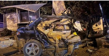 Ağaca çarpıp ikiye bölünen otomobilin sürücüsü öldü