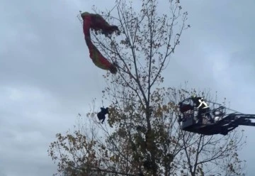 Ağaçta asılı kalan paraşütçüyü itfaiye kurtardı