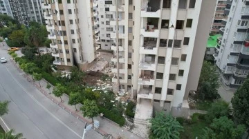 Ağır hasarlı binalar tehlike saçıyor