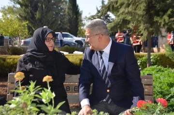 Ahmet Kurt Şehidin mezarı başında şehit annesi ile görüştü