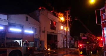 Ahşap kapı fabrikası alev alev yandı