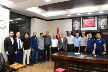 AK Parti Gaziantep İl Başkanı Ertuğrul Teymur, tebrikleri kabul etmeye devam ediyor