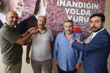 AK Parti rozetlerini il başkanı Karataş ile Genel Koordinatör Abdurrahman Döğücü taktı