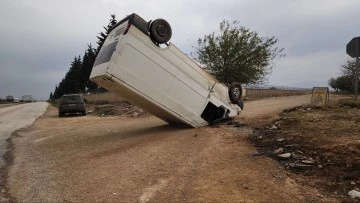 Akıl almaz kaza, kamyonet dik durdu!