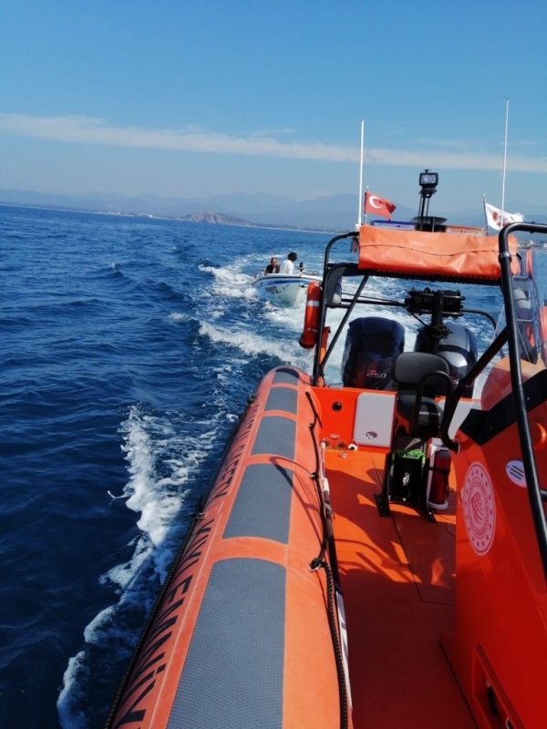 Arıza yapan teknede mahsur kalan 2 kişi kurtarıldı
