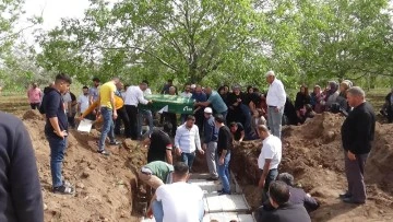 Aynı kazada ölen 4 kişilik aile yan yana kazılan mezarlara defnedildi