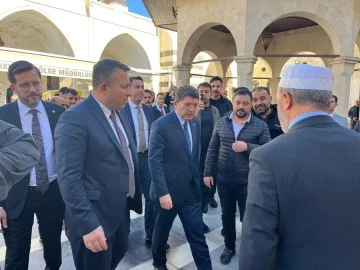 Bakan Tunç, Kilis'te esnaf ziyareti yaptı, vatandaşlarla cuma namazı kıldı