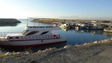 Balıkçı tekneleri limanda mahsur kaldı