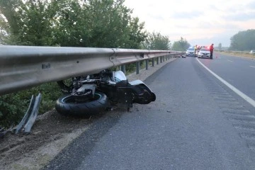 Bariyere çarparak 27 metre savrulan motosiklet sürücüsü hayatını kaybetti
