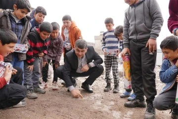 Başkan Fadıloğlu, çocuklarla cıncıklı gülle oynadı