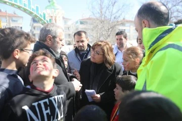 Başkan Şahin Masal Park’ta Çocuk Depremzedeler ve Ailelerini ziyaret etti