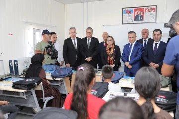Başkan Şahin ve Vali Çeber ilk ders gününde Nurdağı’nda öğrencileri ziyaret etti 