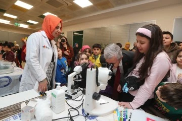 Başkan Tahmazoğlu Bilim Şenliğinde öğrencilerle bir araya geldi