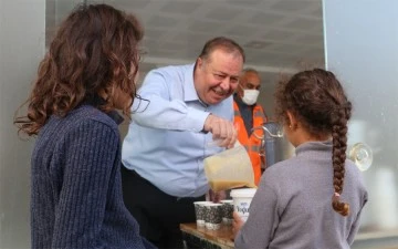 Belediye Başkanı Ramazan kendi elleriyle vatandaşlara çorba ikramı yaptı