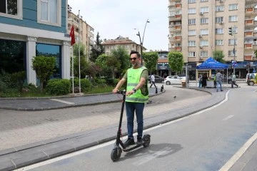 Büyükşehir, Bisiklet Ve Elektrikli Scooter Sürücülerine 6 Bin Adet Reflektif Yelek Dağıttı