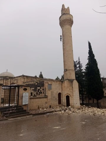 Camilerin minareleri 7.4 büyüklüğündeki depreme dayanamadı