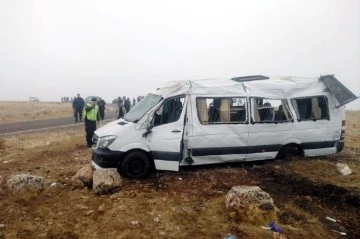 Cenazeye gidenleri taşıyan minibüs devrildi: 2’si ağır 18 yaralı