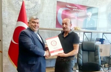 CHP İl Başkanı Hangillioğlu mazbatasını aldı! Şehitlikte dua etti