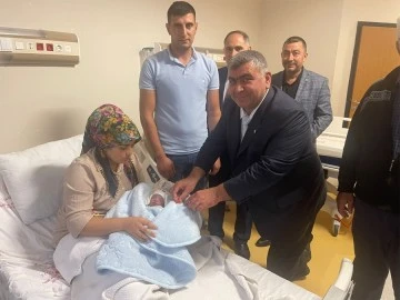 CHP İl Başkanı Hangillioğlu’ndan 100. yılda doğan ilk bebeğe Cumhuriyet altını