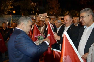 CHP İl Başkanı Hangillioğlu protokole çiçek dağıttı